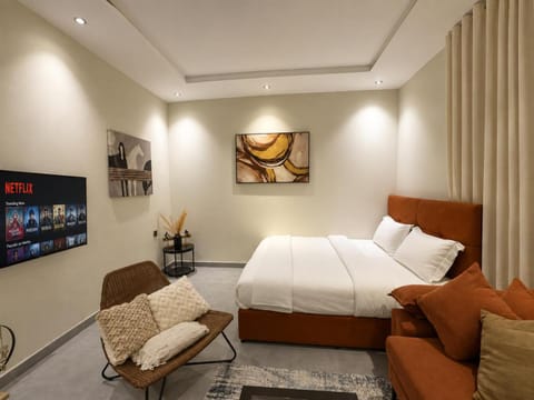 Bed, TV and multimedia, Photo of the whole room, Seating area, Bedroom
