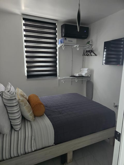Bed, TV and multimedia, Bedroom