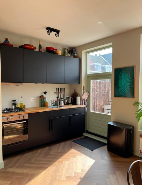 Coffee/tea facilities, Kitchen or kitchenette, Living room, oven, stove