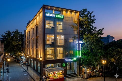 Property building, Night, Neighbourhood, City view, Street view, Location, Parking