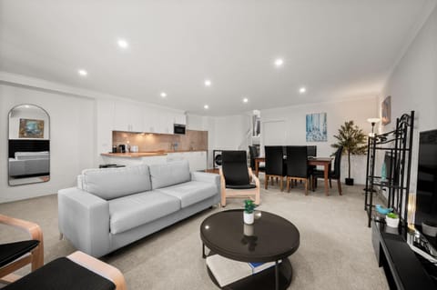 TV and multimedia, Kitchen or kitchenette, Living room, Seating area, Dining area, Evening entertainment, oven