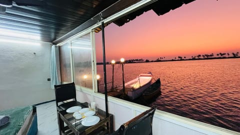Patio, Day, Natural landscape, View (from property/room), Balcony/Terrace, Living room, Seating area, Dining area, River view, Sunrise, Sunset
