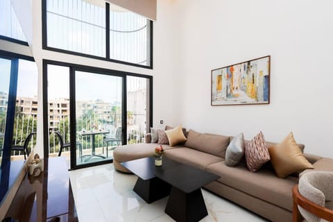 View (from property/room), Balcony/Terrace, Living room, Seating area