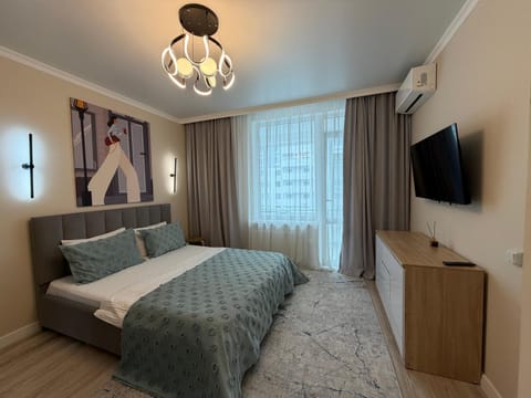 Bed, TV and multimedia, Evening entertainment, Bedroom, air conditioner