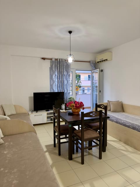 Communal lounge/ TV room, Bed, TV and multimedia, Living room, Photo of the whole room