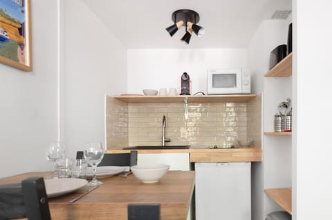 Kitchen or kitchenette, Dining area, stove