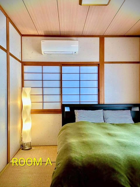 Bed, Photo of the whole room, Bedroom, air conditioner
