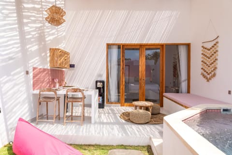 Seating area, Dining area, Swimming pool