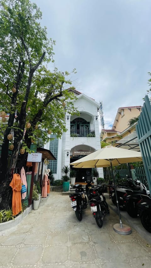 Property building, Day