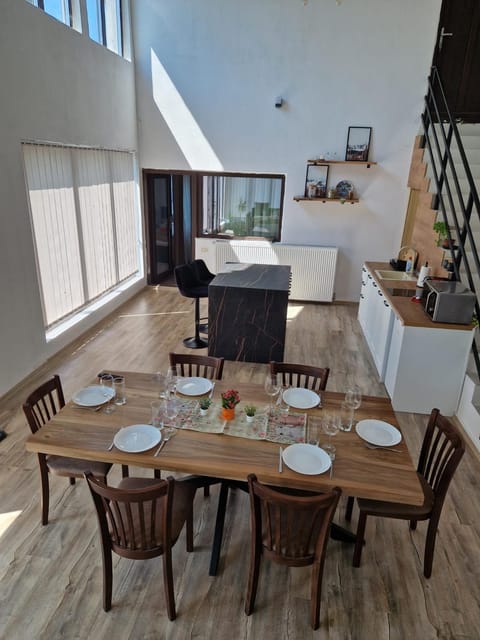 Living room, Food and drinks, Dining area