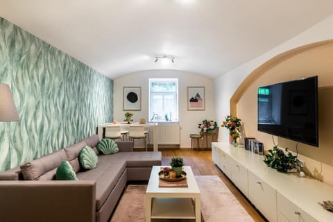 Communal lounge/ TV room, TV and multimedia, Living room, Seating area, Evening entertainment