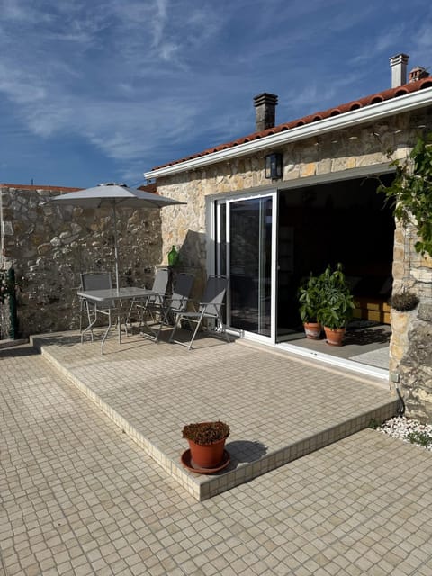 Property building, Patio, Day, Balcony/Terrace