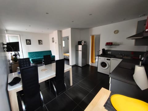 TV and multimedia, Kitchen or kitchenette, Living room, Seating area, Dining area, stove