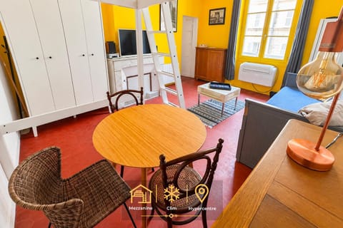 Property building, TV and multimedia, Living room, Photo of the whole room, Seating area, Dining area, Bedroom