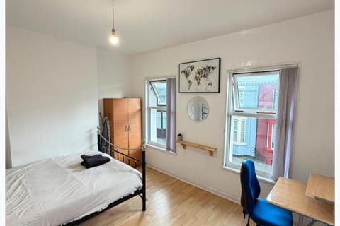 Bed, Neighbourhood, Photo of the whole room, Bedroom, wardrobe