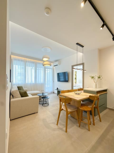 TV and multimedia, Living room, Seating area, Dining area, internet, air conditioner