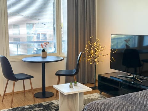 Communal lounge/ TV room, TV and multimedia, Living room, Photo of the whole room, Seating area, Evening entertainment, Bedroom