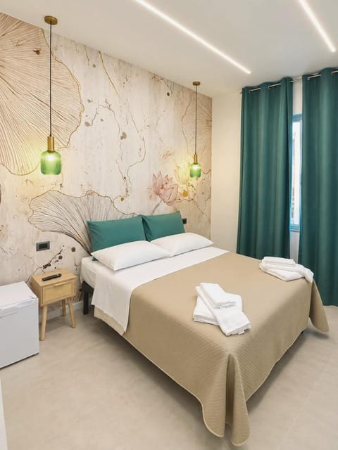 Bedroom, towels