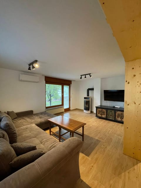 TV and multimedia, Living room, Seating area, Evening entertainment