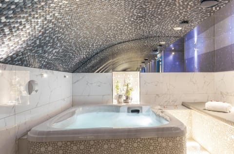 Bathroom, Spa and wellness centre/facilities