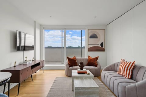 TV and multimedia, Living room, Seating area, Evening entertainment