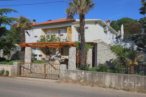 Garden, Balcony/Terrace, Street view