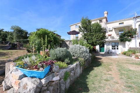 Property building, Bird's eye view, Garden