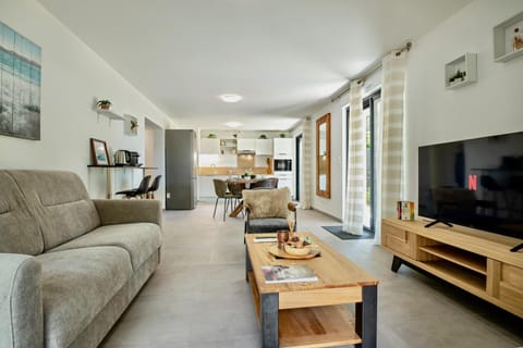 Communal lounge/ TV room, TV and multimedia, Kitchen or kitchenette, Living room, Seating area, Dining area, heating, air conditioner