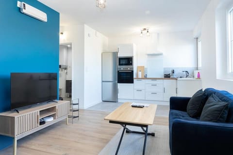 TV and multimedia, Kitchen or kitchenette, Living room, Seating area, oven, stove