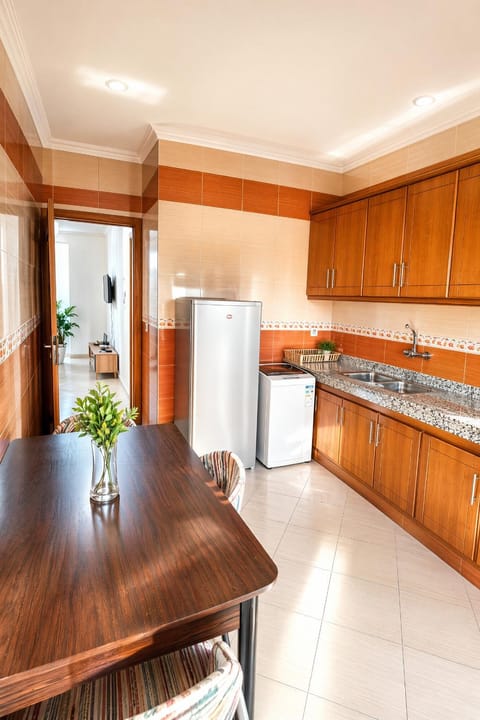 Kitchen or kitchenette, Dining area, dishwasher, stove