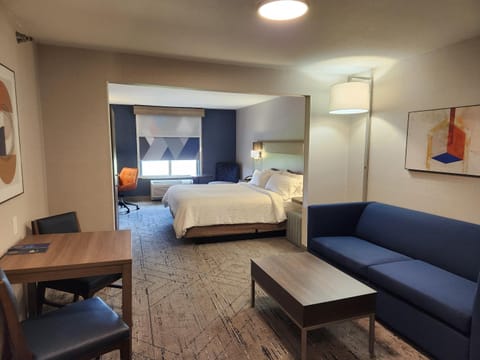 Bed, Living room, Photo of the whole room, Seating area, Bedroom