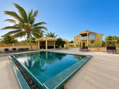 Property building, Swimming pool, sunbed