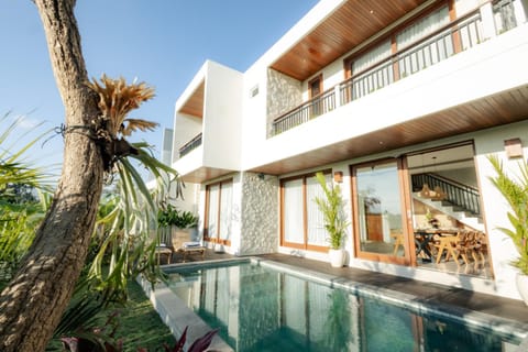 Property building, Day, Garden, View (from property/room), Balcony/Terrace, Garden view, Pool view, Swimming pool, sunbed