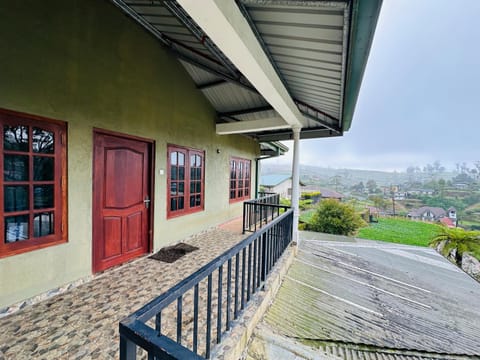 Property building, Day, Balcony/Terrace