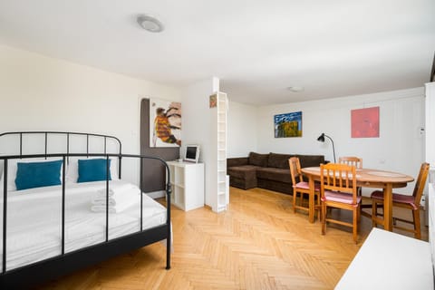 Bed, Living room, Photo of the whole room, Seating area, Dining area, Bedroom