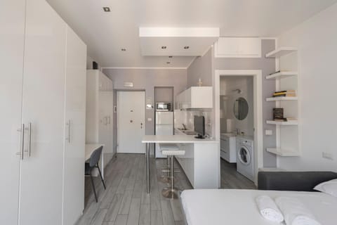 Dining area, oven, stove
