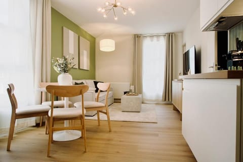 TV and multimedia, Kitchen or kitchenette, Living room, Seating area, Dining area