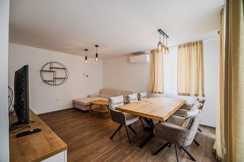 TV and multimedia, Living room, Seating area, Dining area