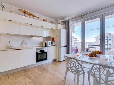 Coffee/tea facilities, Kitchen or kitchenette, Dining area, oven, stove