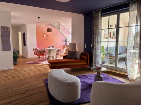 Living room, Seating area