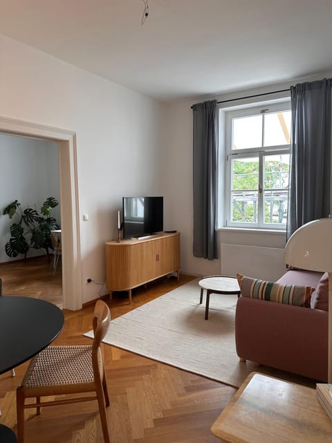 TV and multimedia, Living room, Seating area, Evening entertainment