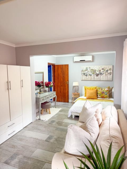 Bed, Photo of the whole room, Bedroom, wardrobe, air conditioner