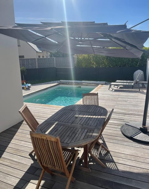 Dining area, Pool view, Swimming pool
