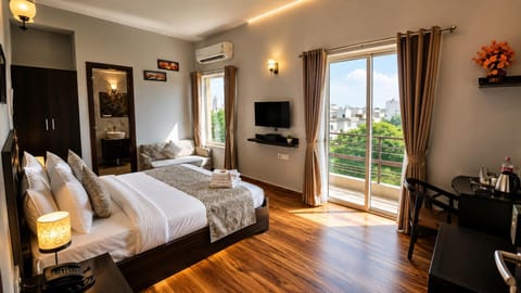 Communal lounge/ TV room, Bed, TV and multimedia, Living room, Photo of the whole room, Seating area, Evening entertainment, Bedroom, towels, air conditioner