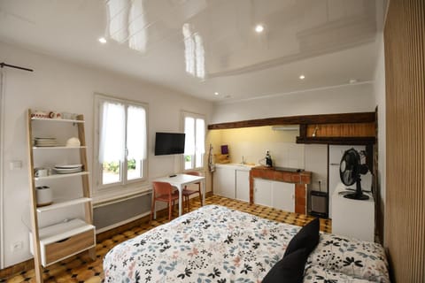 Bed, TV and multimedia, Kitchen or kitchenette
