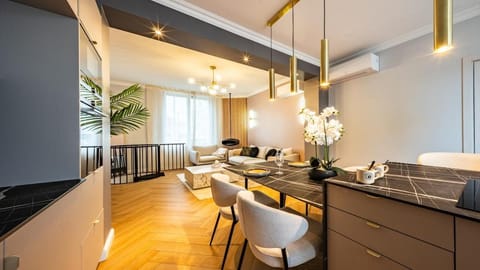 Seating area, Dining area