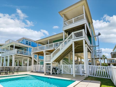 Property building, Balcony/Terrace, Swimming pool