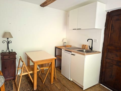 Kitchen or kitchenette, Dining area, oven, stove