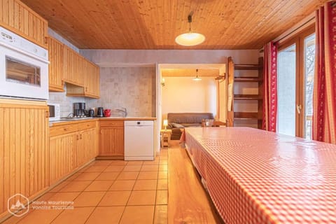 Property building, Kitchen or kitchenette, Living room