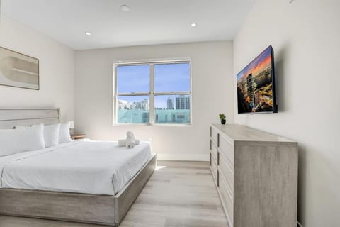 Bed, TV and multimedia, Photo of the whole room, Bedroom, towels